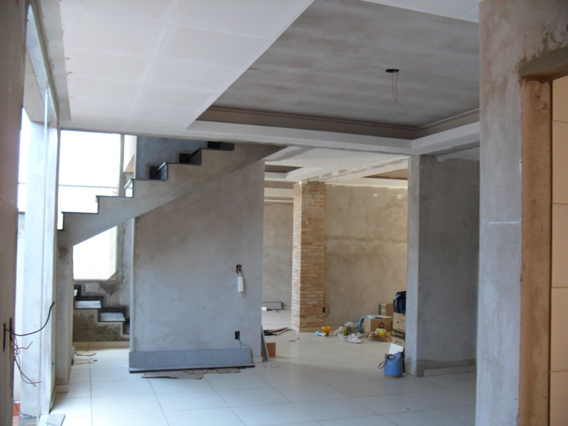 Escada e estar em execução - Escada em concreto com degraus em balanço e forro rebaixado, durante a fase de acabamento.